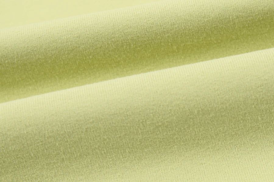 ब्रश किया हुआ कपड़ा कई कारणों से सक्रिय परिधानों के लिए एक लोकप्रिय विकल्प है