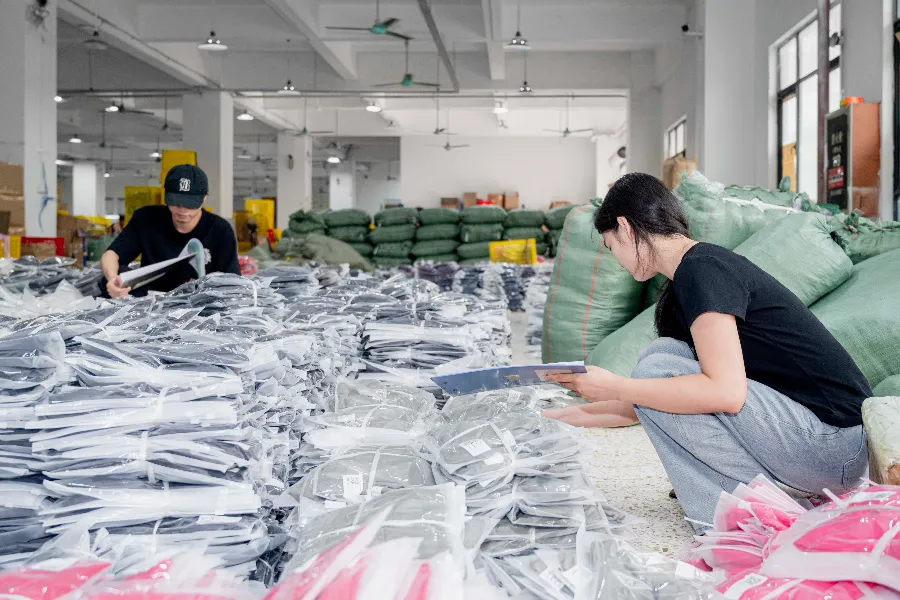 员工检查最终成品