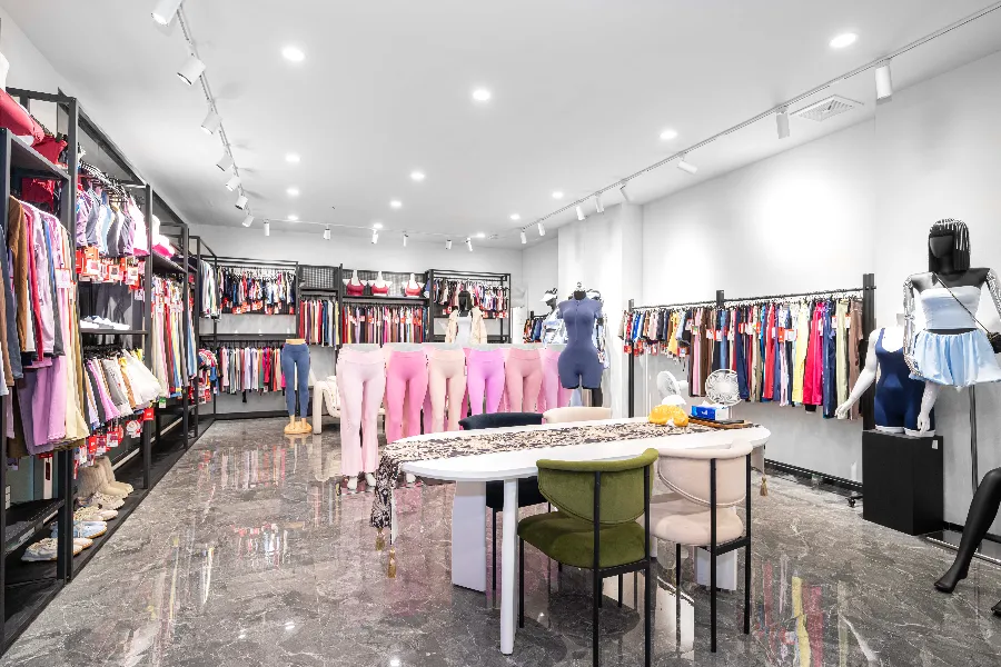 样品间各种服饰布料-2