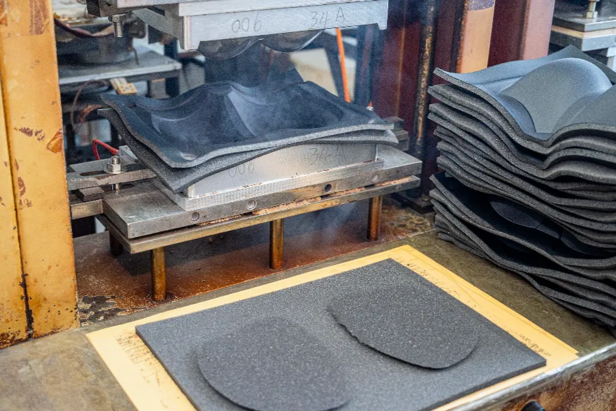 流水线上稳定生产的运动文胸