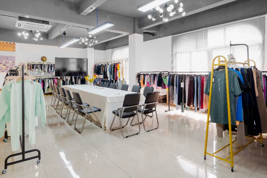 样品间各种服饰布料